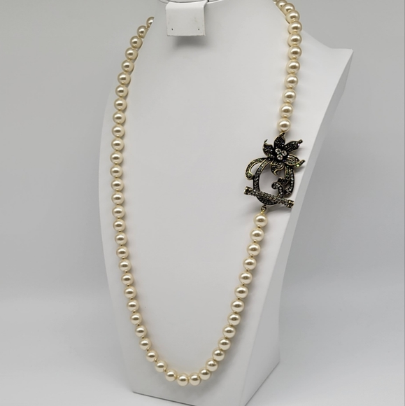 Heidi Daus Long Ivory Glass Pearl Necklace with Swarovski Crystal Flower Toggle - Picture 3 of 8